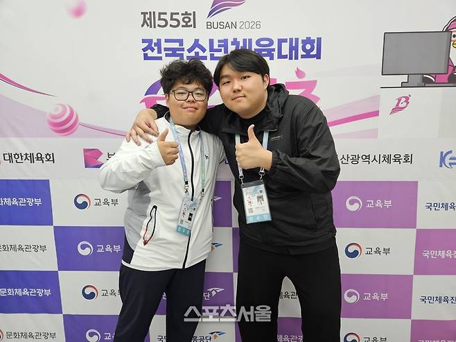 강원도 홍석우(왼쪽)와 정민수 감독이 24일 부산 진구 부산e스포츠경기장에서 열린 제55회 전국소년체육대회 e스포츠 FC온라인 개인전 결승전 우승 후 포즈를 취하고 있다. 부산 | 강윤식 기자 skywalker@sportsseoul.com