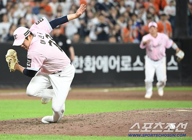 타구에 맞은 고통 속에서도 타구에 몸이 먼저 반응하고