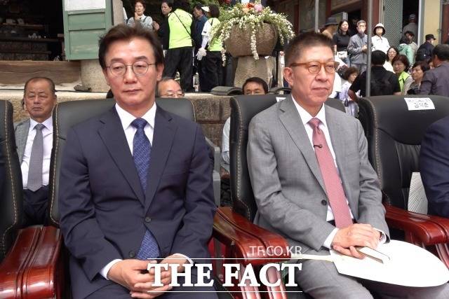 전재수(왼쪽부터) 더불어민주당 부산시장 후보와 박형준 국민의힘 부산시장 후보가 24일 부산 금정구 범어사에서 열린 봉축법요식에 참석하고 있다. /부산 범어사=김민지 기자