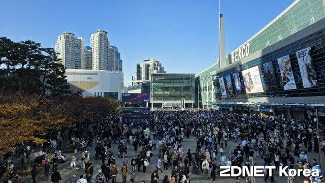 지스타 2025 행사가 진행되고 있는 부산 벡스코 전경. 사진=지디넷코리아