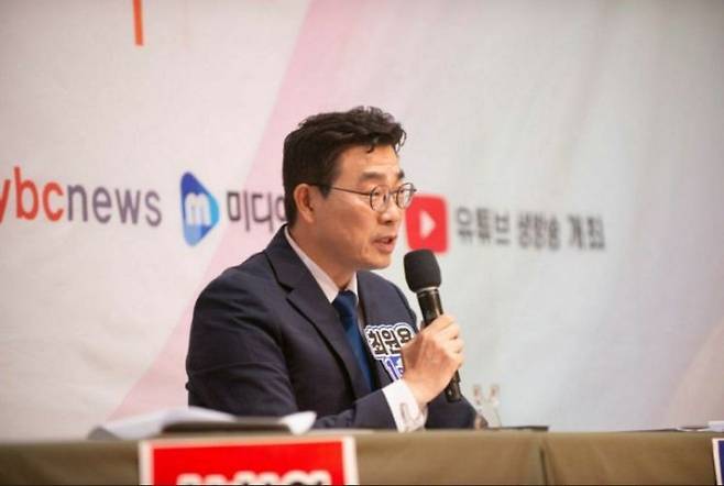 최원용 후보가 지난 22일 팽성국제교류센터 문화동에서 열린 평택시장 후보자 초청토론회에 참석해 교통, 교육, 의료, 균형발전 등 지역 현안 전반에 대한 깊이 있는 정책 구상을 밝히고 있다. 최원용 후보 제공