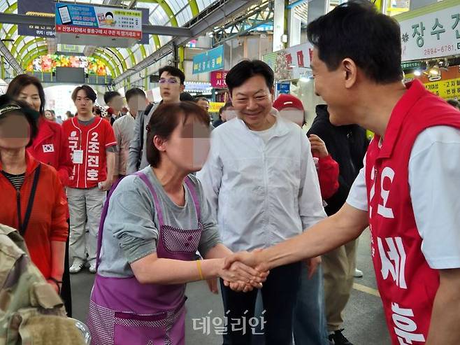 오세훈 국민의힘 서울시장 후보가 23일 양천구 신월1동 신영시장에서 상인과 악수하고 있다. ⓒ데일리안 김주훈 기자