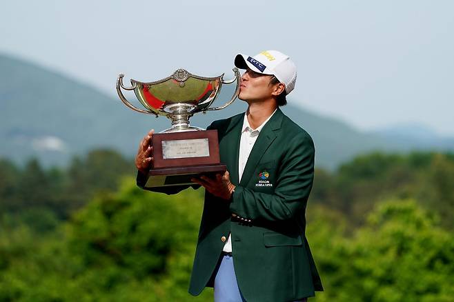 양지호가 24일 충남 천안시 우정힐스CC에서 열린 코오롱 제68회 한국오픈골프선수권대회 파이널 라운드에서 우승을 차지, 트로피에 입을 맞추고 있다. 2026.5.24/조직위 제공