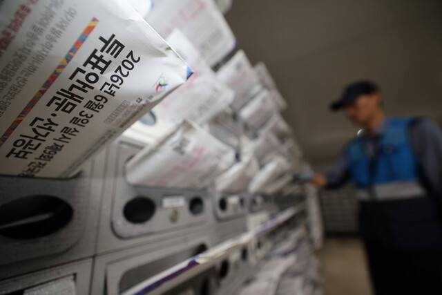 24일 서울 마포구의 한 아파트에서 집배원이 제9회 전국동시지방선거 선거공보물을 배달하고 있다. 류우종 선임기자 wjryu@hani.co.kr