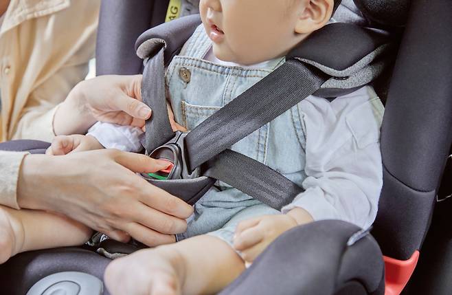 생후 4세 미만에 차량 앞쪽을 바라보는 전방 카시트를 사용하면 사고 시 충격 분산이 안 돼 치명적인 부상으로 이어질 수 있다./사진=클립아트코리아
