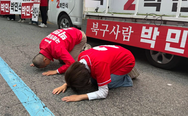 국민의힘 나경원(오른쪽) 의원과 박민식 부산 북구갑 국회의원 후보가 유세 중 시민들을 향해 절을 올리는 모습 (사진, 나 의원 SNS)