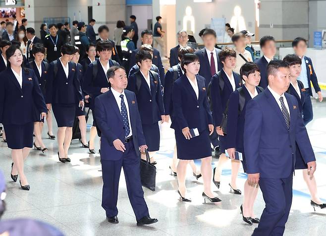 2025-2026시즌 아시아축구연맹(AFC) 여자 챔피언스리그 결승전에서 승리한 내고향여자축구단 선수들이 24일 인천국제공항을 통해 출국하고 있다. 연합뉴스
