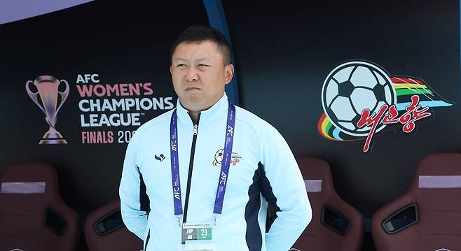 23일 오후 경기 수원시 수원종합운동장에서 열린 2025-2026 아시아축구연맹(AFC) 여자 챔피언스리그(AWCL) 결승 북한 내고향여자축구단과 도쿄 베르디의 경기에서 이유일 내고향 감독이 생각에 잠겨 있다. 이날 우승한 북한 내고향여자축구단의 이 감독은 기자회견에서 한국 기자의 ‘북측’ 표현에 공식 국호 사용을 요구하며 항의한 뒤 자리를 떠났다. 뉴스1