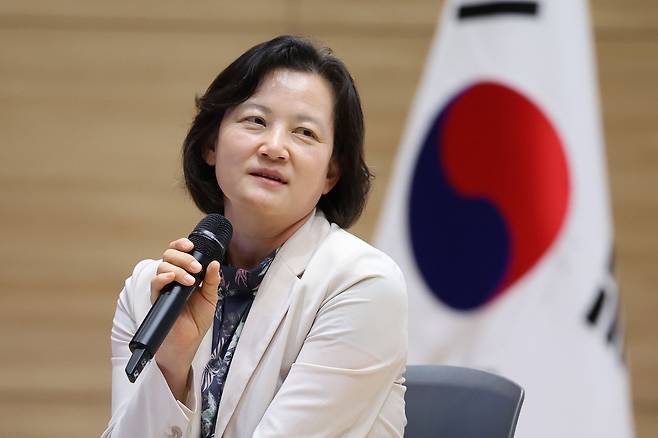 정유미 검사장이 24일 서울 여의도 국회 의원회관에서 열린 공소취소 찬반 토론회에서 발언하고 있다. 뉴스1