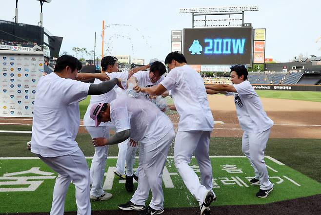 축하 물세례 한화 이글스 류현진이 24일 대전 한화생명 볼파크에서 열린 프로야구 두산 베어스전에서 한·미 통산 200승째를 달성한 뒤 동료들로부터 축하 물세례를 받고 있다. 연합뉴스