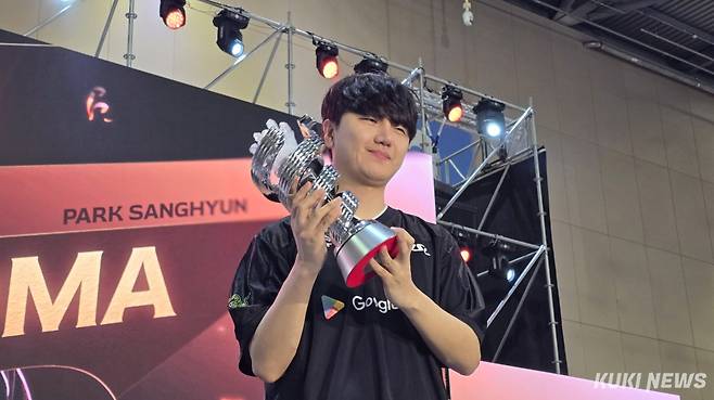박상현이 24일 고양시 킨텍스 제1전시장 PLAYX4 행사장에서 열린 ‘ASL 시즌21’ 이영호와의 결승전을 승리한 뒤 세리머니를 펼치고 있다. 김영건 기자