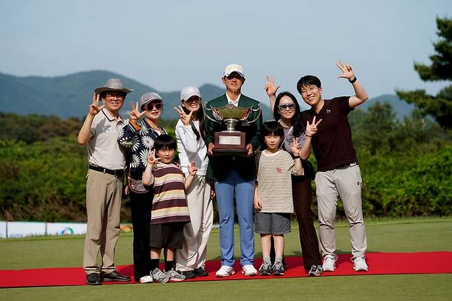 24일 충남 천안시 우정힐스CC에서 끝난 코오롱 제68회 한국오픈에서 우승한 양지호가 가족들과 포즈를 취하며 기쁨을 만끽하고 있다. 대회조직위