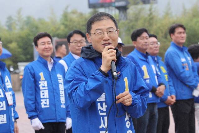 6·3 지방선거와 국회의원 재보궐선거 공식 선거운동 첫날인 21일 오전 울산 중구 태화강 국가정원에서 열린 더불어민주당 출정식에서 김상욱 울산시장 후보가 지지를 호소하고 있다. 연합뉴스