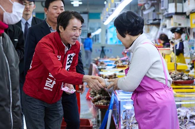 최윤홍 부산시교육감 후보가 공약을 발표했다. 캠프 제공