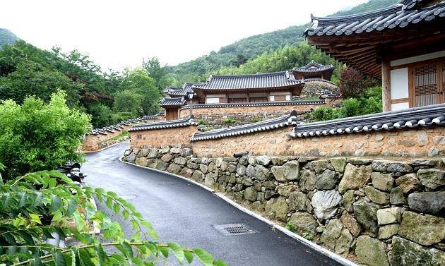 ▲ 전북 완주군 소양면 오성한옥마을 전경. 전통 한옥과 돌담길, 산세가 어우러진 풍경으로 최근 드라마 <21세기 대군부인>과 BTS 화보 촬영지로도 주목받고 있다. ⓒ완주군