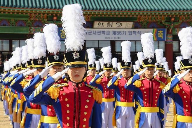 육군사관학교 86기 신입 생도들이 지난 2월 23일 육사 화랑연병장에서 열린 입학식에서 경례하고 있다. 사진 제공=육군