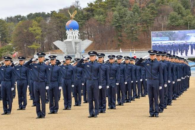 공군사관학교 78기 신입 생도들이 지난 2월 27일 공사 성무연병장에서 열린 입학식에서 경제를 하고 있다. 사진 제공=공군
