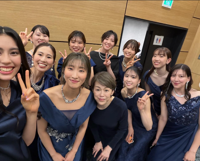 ▲ 올 시즌 소속팀을 일본 여자배구 SV리그 정상으로 이끈 '신예 아웃사이드 히터' 기타마도 아야네(왼쪽에서 셋째)가 눈부신 드레스 자태로 열도 관심을 한몸에 받았다. ⓒ 기타마도 아야네 SNS