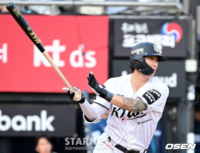 KT 위즈 김민혁이 23일 NC 다이노스전에서 안타를 때리고 있다.