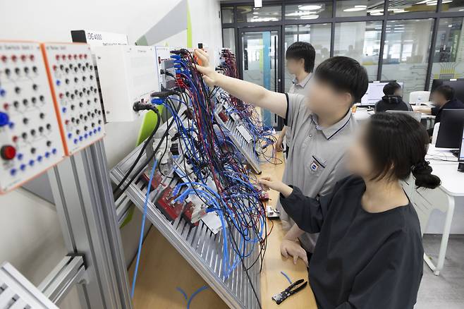 5월 13일 인천 중구 인천반도체고에서 반도체장비과 3학년 학생들이 공장 자동화 장비 제어 전용 컴퓨터인 PLC(Programmable Logic Controller) 실습 장비를 활용해 ‘반도체설비보전기능사’ 실기시험을 연습하고 있다. 박해윤 기자