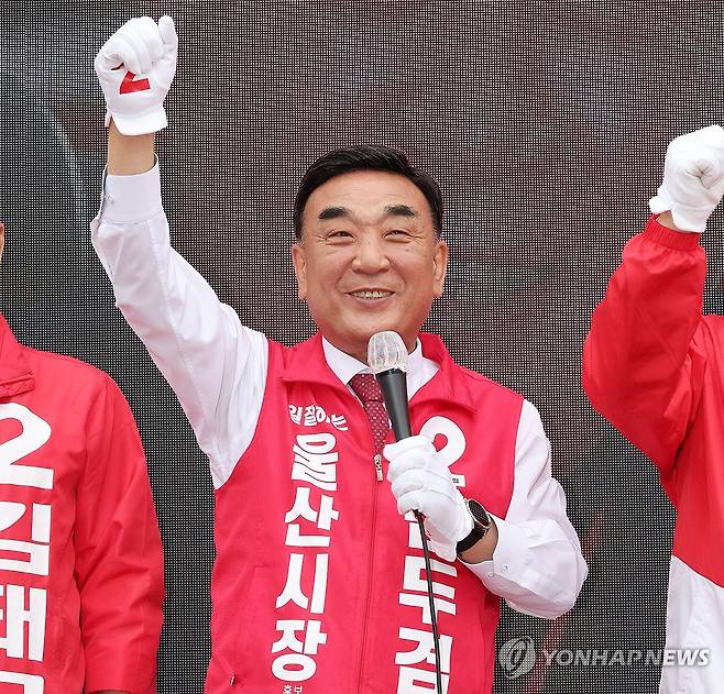 지지 호소하는 김두겸 울산시장 후보 (울산=연합뉴스) 김용태 기자 = 6·3 지방선거와 국회의원 재·보궐선거 공식 선거운동이 시작된 21일 울산 남구 태화로터리에서 열린 국민의힘 울산시당 출정식에서 김두겸 울산시장 후보가 지지를 호소하고 있다. 2026.5.21 yongtae@yna.co.kr