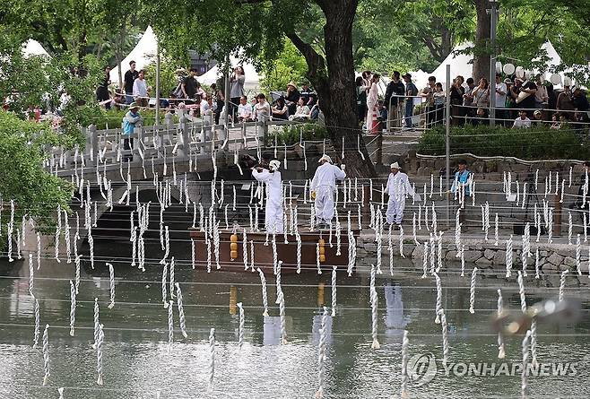 "2026 함안 낙화놀이 공개행사 시작합니다" (함안=연합뉴스) 박영민 기자 = 부처님오신날인 24일 오후 경남 함안군 함안면 무진정 일원에서 '제33회 함안 낙화놀이 공개행사'를 앞두고 함안낙화놀이 보존회원들이 낙화봉을 달고 있다. 2026.5.24 ymp@yna.co.kr
