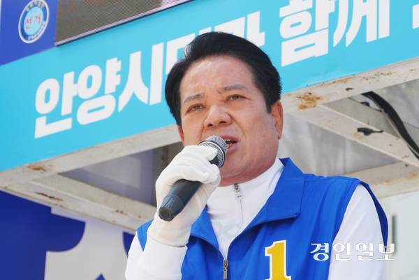 최대호 더불어민주당 안양시장 후보가 안양의 미래 100년 기반 완성을 강조하며 시민들에게 연설하고 있다. 2026.5.22 안양/박상일기자 metro@kyeongin.com