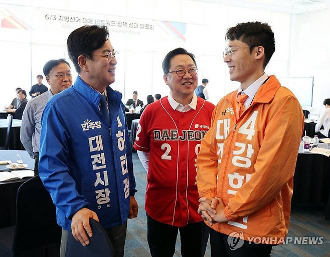 6·3 지방선거 후보 등록을 마친 더불어민주당 허태정, 국민의힘 이장우, 개혁신당 강희린 대전시장 후보가 16일 한국과학기술원(KAIST)에서 열린 '6·3지방선거 대응 네트워크 정책 성과 발표회'에 참석해 서로 인사를 나누고 있다.사진은 연합뉴스