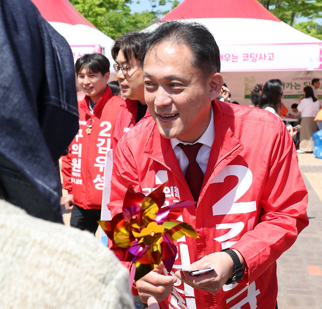 국민의힘 김태규 울산 남구갑 국회의원 보궐선거 후보가 5일 어린이날을 맞아 울산대공원 남문 일원을 찾아 시민들에게 지지를 호소하고 있다. 울산매일 포토뱅크