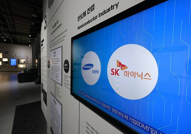 삼성전자와 SK하이닉스를 단일종목으로 하는 레버리지 ETF(상장지수펀드)가 시장의 큰 관심 속에 오는 27일 출시되는 가운데, 시장에서 당국의 이해 못할 간섭이 일어나고 있다. 국립과천과학관 미래상상SF관에 설치된 삼성전자·SK하이닉스 홍보관. /연합뉴스