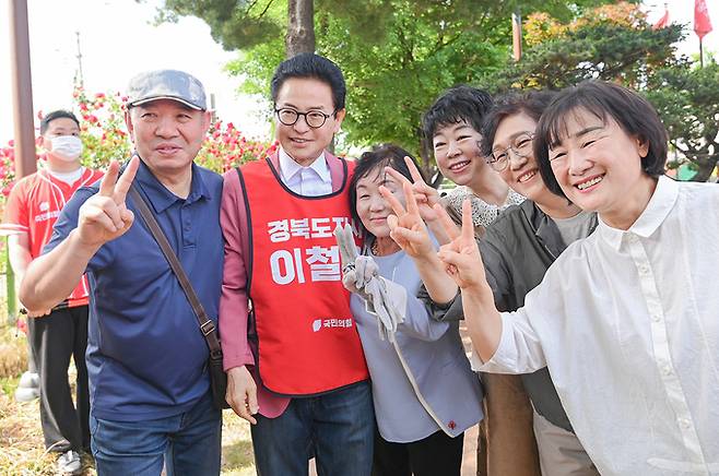 ▲ 25일 영주 원당로 일대에서 열린 국민의힘 합동 유세에 참석한 이철우(왼쪽 두번째) 경북도지사 후보가 지지자들과 기념사진을 찍고 있다. 이철우 후보 캠프.