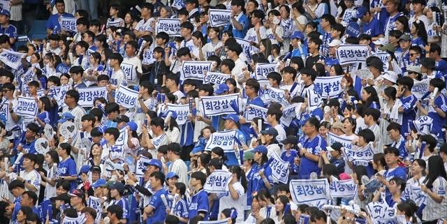 대구 삼성라이온즈파크를 가득 채운 홈 관중들이 열띤 응원을 펼치고 있다. 대구일보 DB