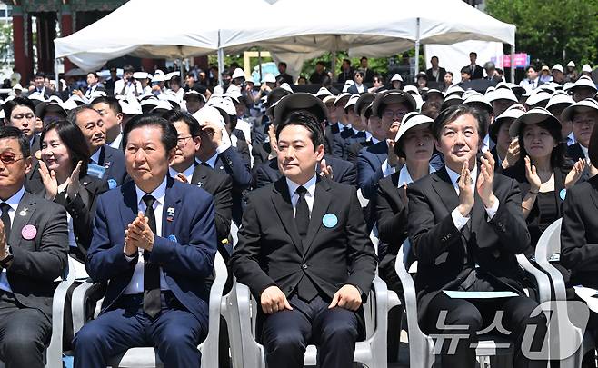 장동혁 국민의힘 대표가 18일 46주년 5·18민주화운동 정부기념식이 열린 광주 동구 옛 전남도청 앞 5·18민주광장에서 이재명 대통령 기념사에서 정청래, 조귝 대표와는 달리 박수를 치지 않고 있다. 2026.5.18 ⓒ 뉴스1 광주전남사진기자단