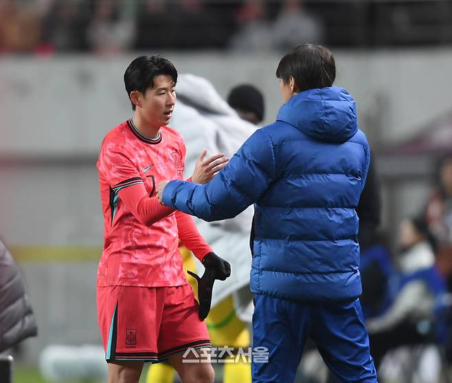 손흥민이 지난해 11월 18일 서울월드컵경기장에서 열린 남자축구 국가대표 평가전 가나와 경기에서 교체되어 나오며 홍명보 감독과 악수를 하고 있다. 최승섭기자 thunder@sportsseoul.com