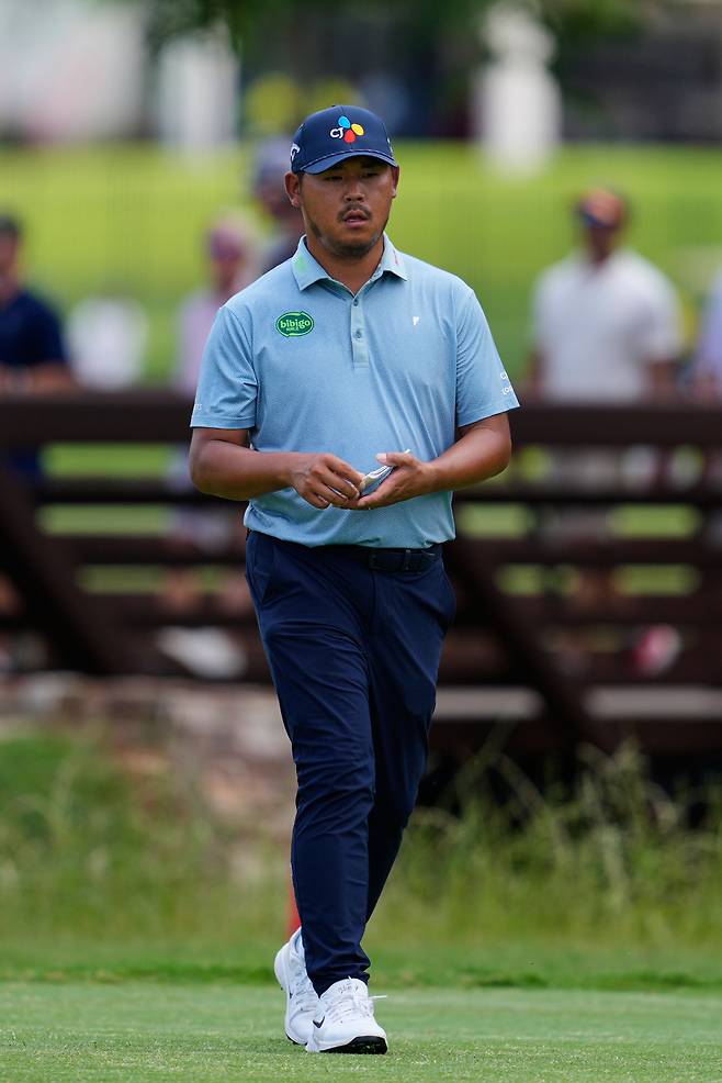 Si Wook Kim, of South Korea, walks up to the ninth tee during the final round of the CJ Cup Byron Nelson golf tournament in McKinney, Texas, Sunday, May 24, 2026. (AP Photo/Tony Gutierrez)
<저작권자(c) 연합뉴스, 무단 전재-재배포, AI 학습 및 활용 금지>