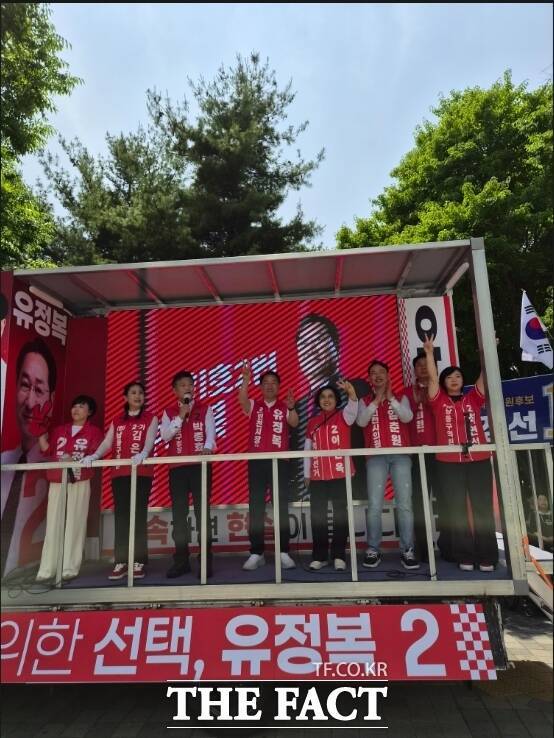 박종효 국민의힘 인천 남동구청장 후보가 25일 구월동 롯데백화점 네거리 집중 유세에서 마이크를 잡고 지지를 호소하고 있다. /박종효 후보 선대위