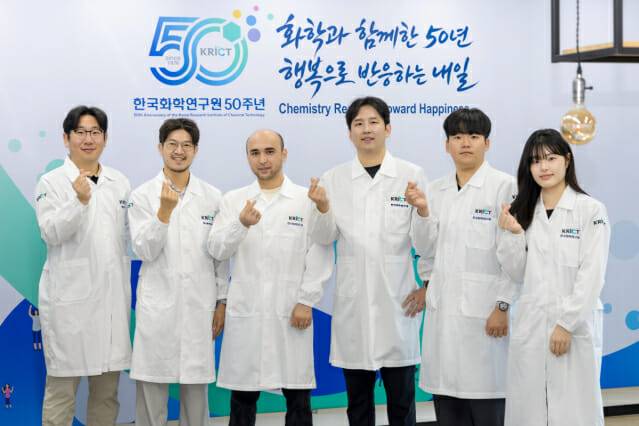 한국화학연구원 연구팀. 왼쪽부터 박지훈, 이진희 책임연구원, 루스탐율다셰프 화학연-UST 학생연구원, 김민철선임연구원, 곽종민, 남원빈 석사후연구원.(사진=화학연구원)