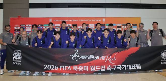2026 북중미 월드컵에 출전하는 축구 국가대표팀 선수들이 지난 18일 사전 훈련 캠프가 차려지는 미국 유타주 솔트레이크시티로 출국하기 전 인천국제공항 제2여객터미널에서 기념촬영을 하고 있다. 연합뉴스