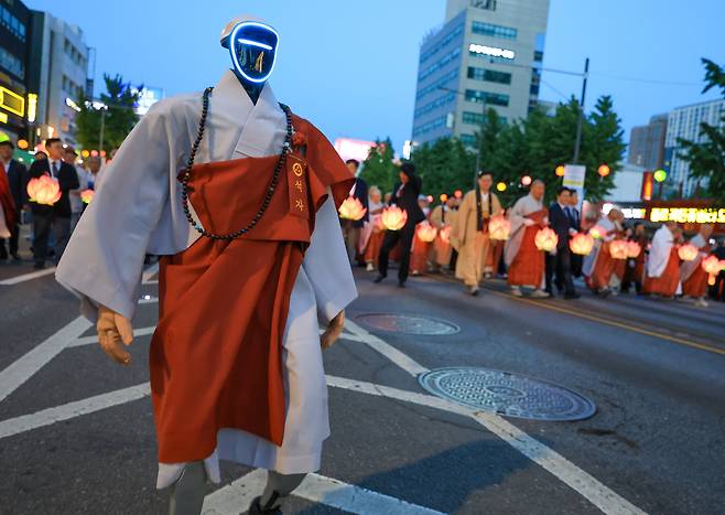 지난 16일 오후 서울 종로구 일대에서 연등행렬이 지나고 있다. 이날 연등회 행렬에는 휴머노이드 로봇 '가비', '석가', '모희', '니사' 스님이 함께 했다. /박성원 기자