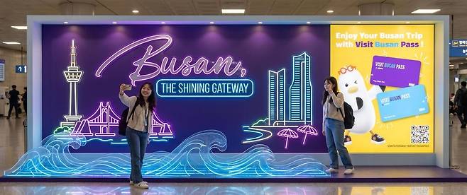 방탄소년단(BTS) 공연을 보러 부산을 찾는 관광객을 환영하기 위해 김해공항 국제선 입국장에 포토존에 설치됐다. 부산시 제공