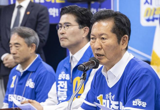 정청래 더불어민주당 총괄상임선대위원장이 25일 전북 정읍 이학수 정읍시장 후보 선거사무소에서 열린 중앙선거대책위원회 회의에서 발언하고 있다. 연합뉴스