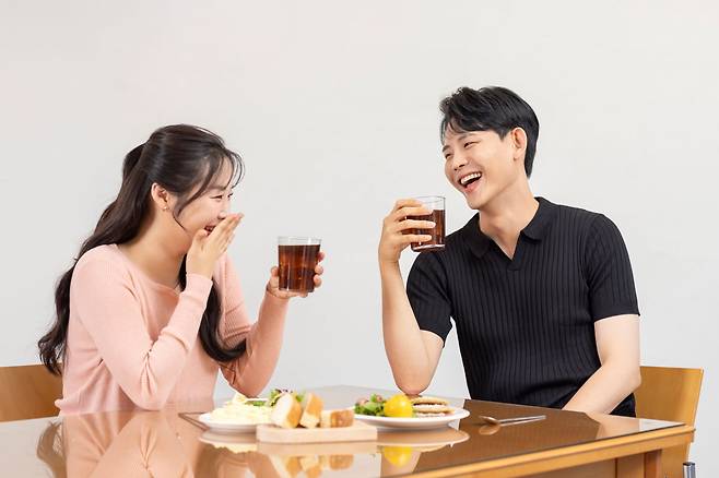 남성이 여성에게 연애 감정이나 성적인 관심이 있을 때 비용을 더 많이 지불하고 관대한 태도를 보인다는 분석이 나왔다./사진=클립아트코리아