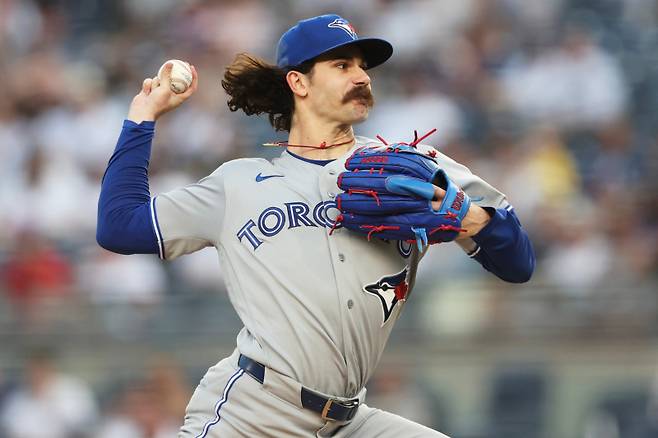 <yonhap photo-3696=""> Toronto Blue Jays pitcher Dylan Cease throws during the first inning of a baseball game against the New York Yankees, Tuesday, May 19, 2026, in New York. (AP Photo/Heather Khalifa)/2026-05-20 08:54:10/ <저작권자 ⓒ 1980~2026 ㈜연합뉴스. 무단 전재 재배포 금지, AI 학습 및 활용 금지></yonhap>