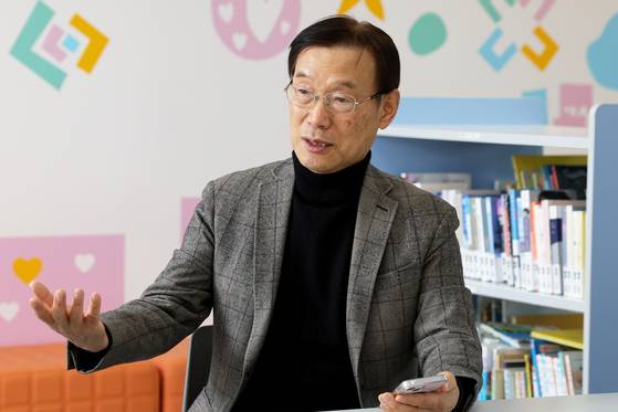 백만기 위례인생학교 교장이 경기 성남시 위례인생학교에서 중앙일보와 인터뷰를 하고 있다. 장진영 기자