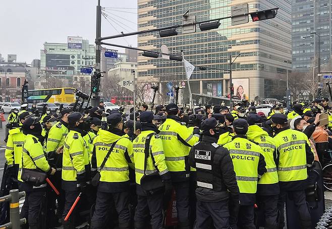 지난 3월 27일 출근길 서울 종로구 광화문 버스 승강장 인근 횡단보도에서 '탑승 시위'가 벌어지자 경찰이 이를 통제하고 있다.연합뉴스