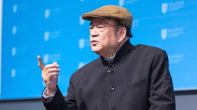 류짜이푸가 홍콩의 원격대학인 홍콩 메트로폴리탄 대학(옛 이름 홍콩공개대학)에서 강연하고 있다./홍콩 메트로폴리탄 대학 공개