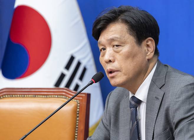 조승래 더불어민주당 사무총장이 지난 22일 국회에서 6·3 지방선거와 재보궐선거 관련 기자간담회를 열고 취재진의 질문에 답하고 있다. 연합뉴스