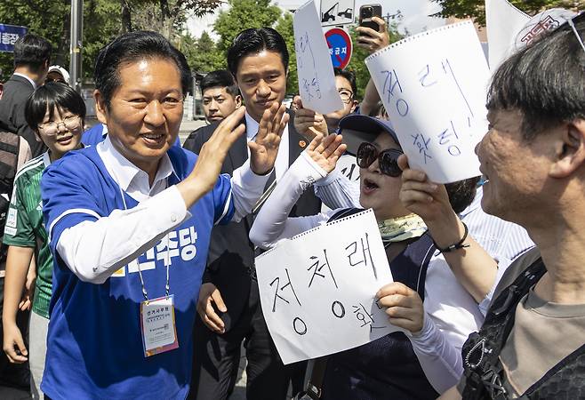 정청래 더불어민주당 대표가 25일 전북 전주시 전북대 옛 정문 앞에서 지지자들의 환호를 받고 있다. 연합뉴스
