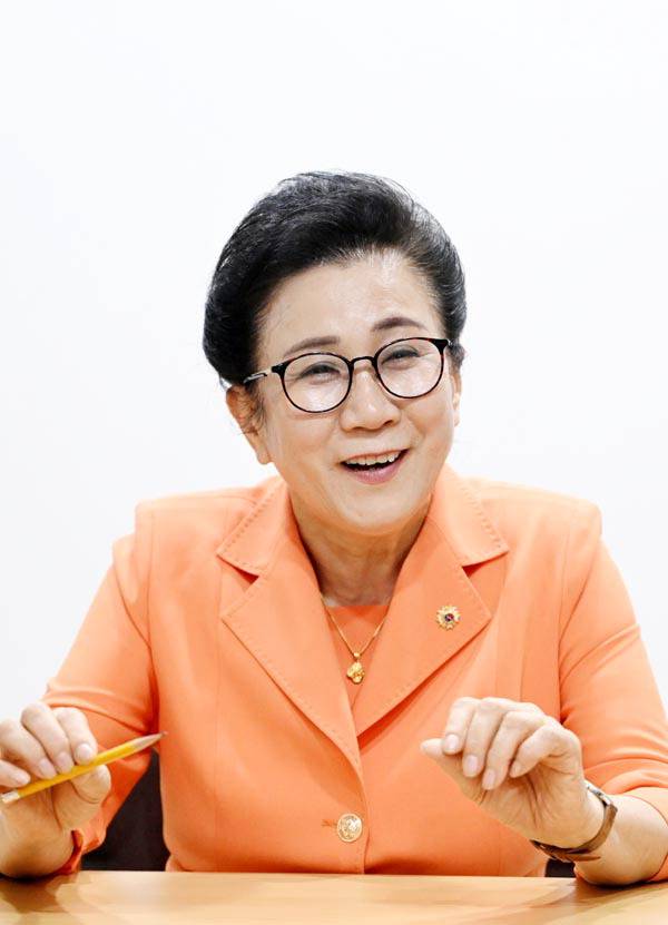 신화남 명장이 국제신문과의 인터뷰에서 40여년 미용인으로 살아온 삶의 자취를 이야기하고 있다. 김성효 선임기자