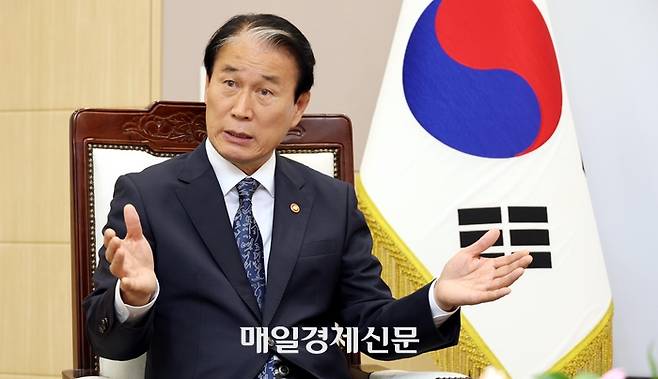 권오을 국가보훈부 장관이 서울 용산 서울지방보훈청에서 지난 21일 매일경제신문 김재훈기자